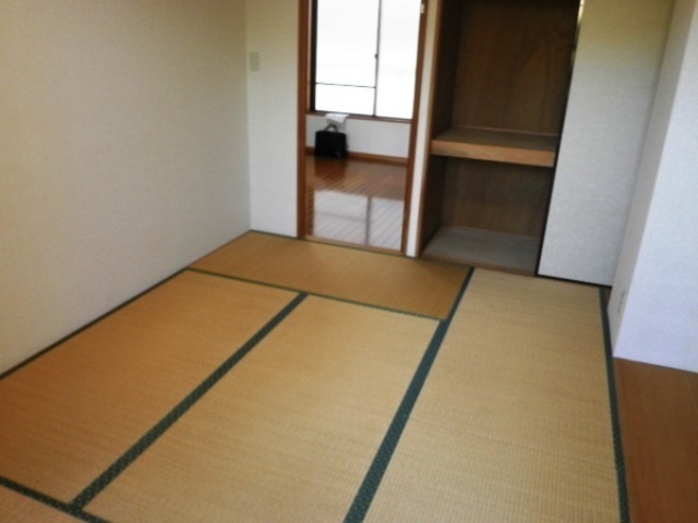 Living and room. It will settle down if there is a Japanese-style room