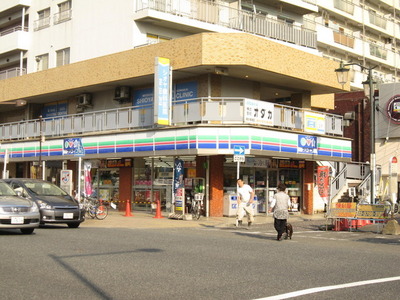 Convenience store. Three F Shitte Station store up to (convenience store) 293m