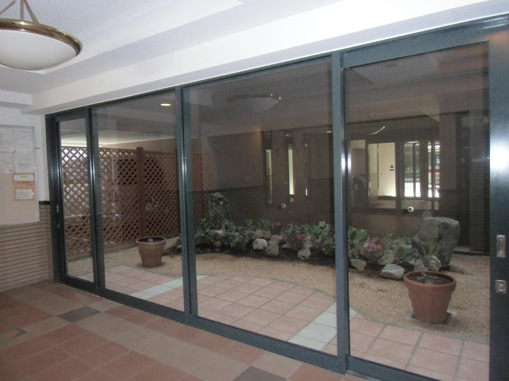 Entrance. Common areas