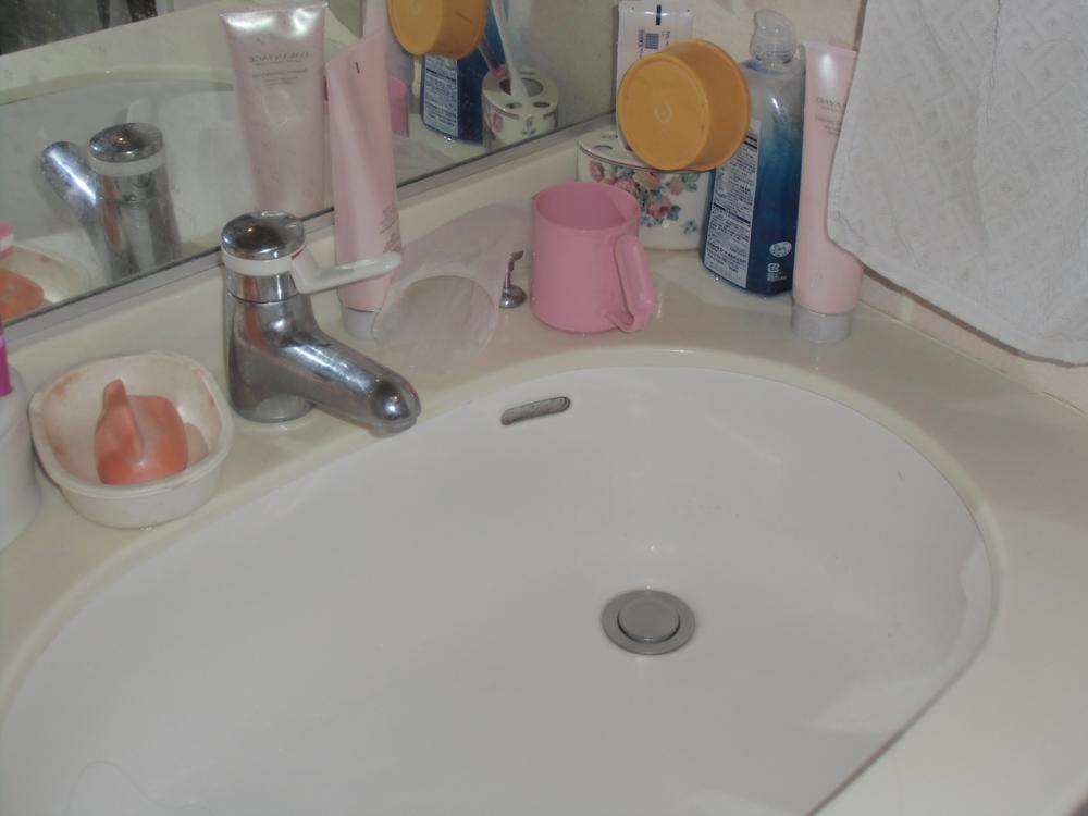 Wash basin, toilet. Indoor (11 May 2013) Shooting