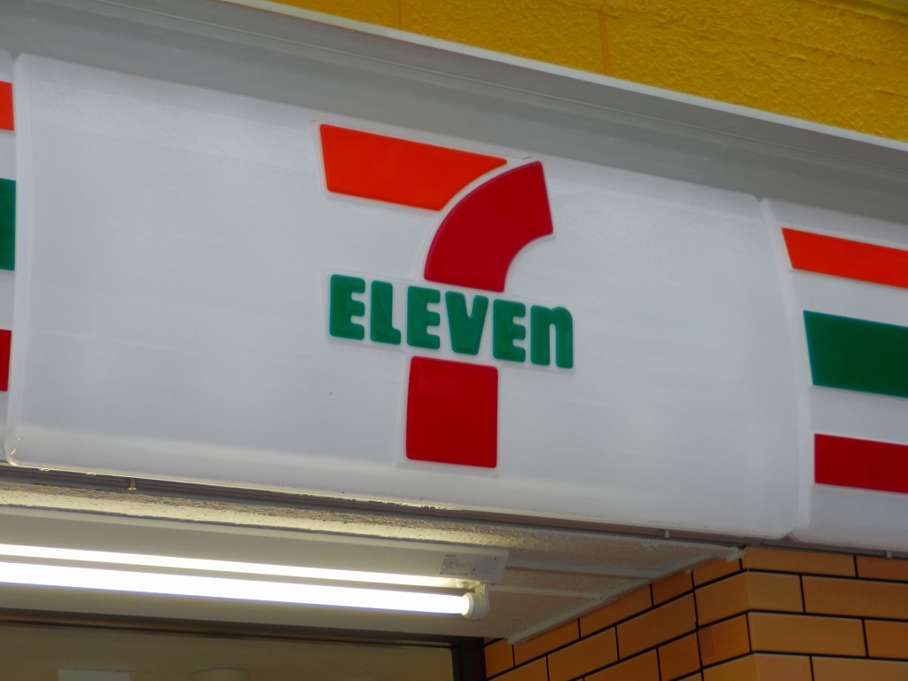 Convenience store. Seven-Eleven Kawasaki dreamed months Sakiten (convenience store) to 156m