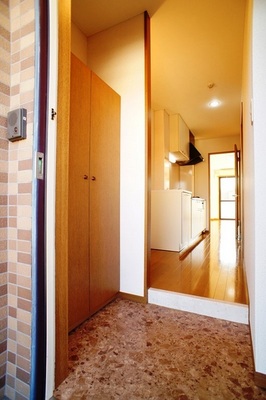 Entrance. Thor type of shoe box in the left hand