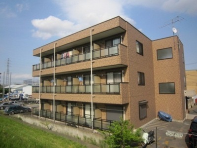 Building appearance. Since there is no high buildings in the surrounding area well-ventilated, Day is also good.