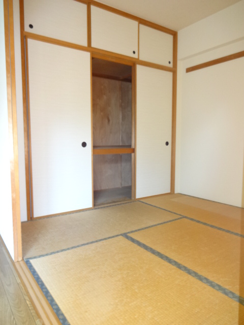 Living and room. Purring to be Japanese-style, There housed with upper closet