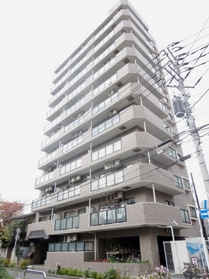 Building appearance. Is a condominium facing the main street of the tiled ☆