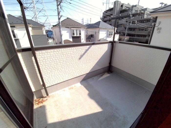 Balcony. Please call up to alpine industry 0800-603-0604 [Toll free]      It is convenient for shopping at about 350M to "Cross Garden. Sueyoshi Bridge bus stop is also a 2-minute walk. Two-story condominium in the park adjacent. "