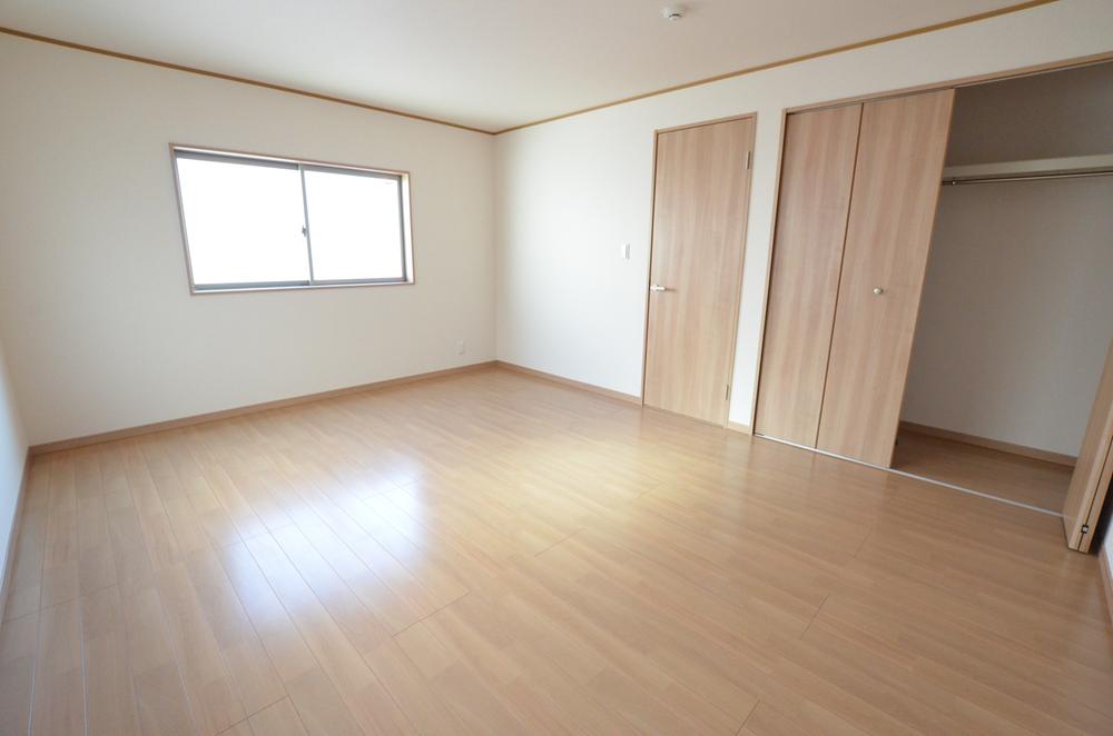 Non-living room. All rooms are two-sided lighting!