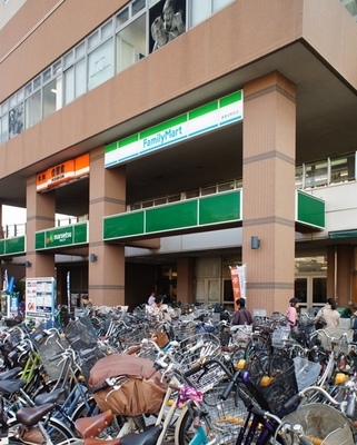 Convenience store. FamilyMart Kashimada Station store up to (convenience store) 677m