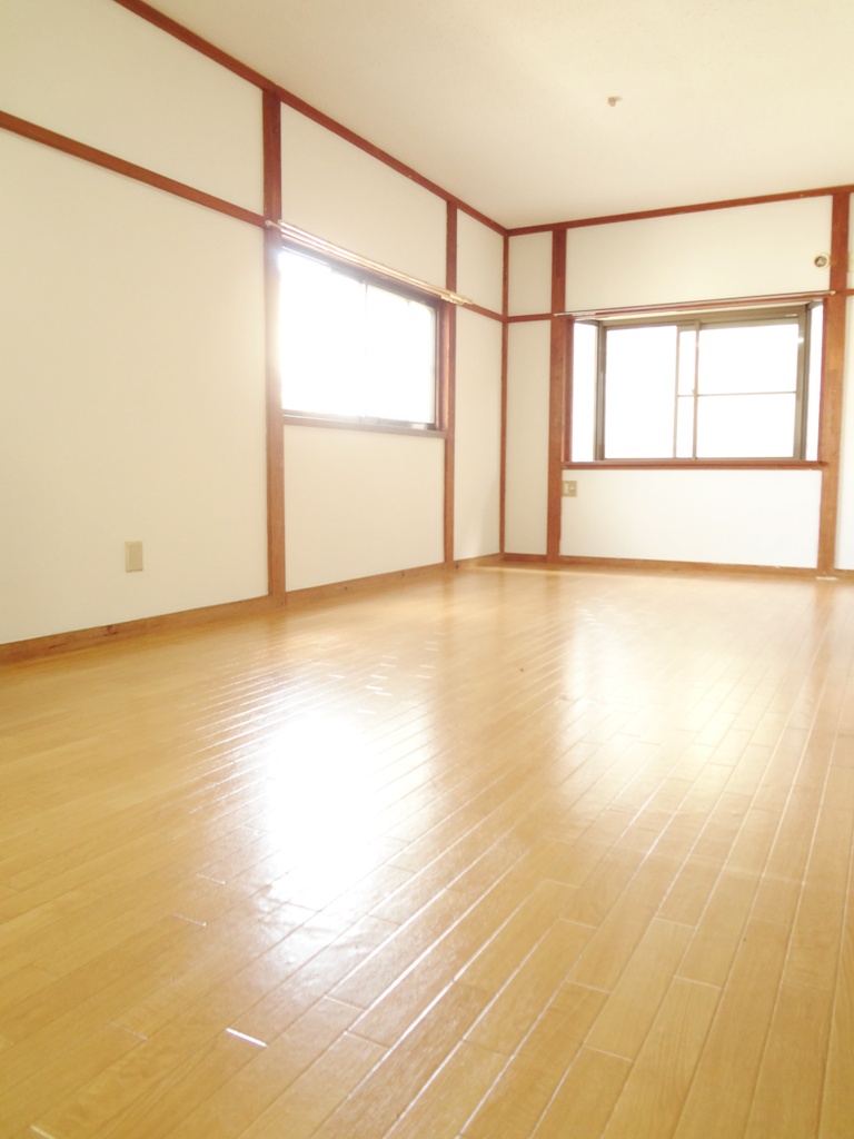 Living and room. Western-style living room is bright because the window is large! 