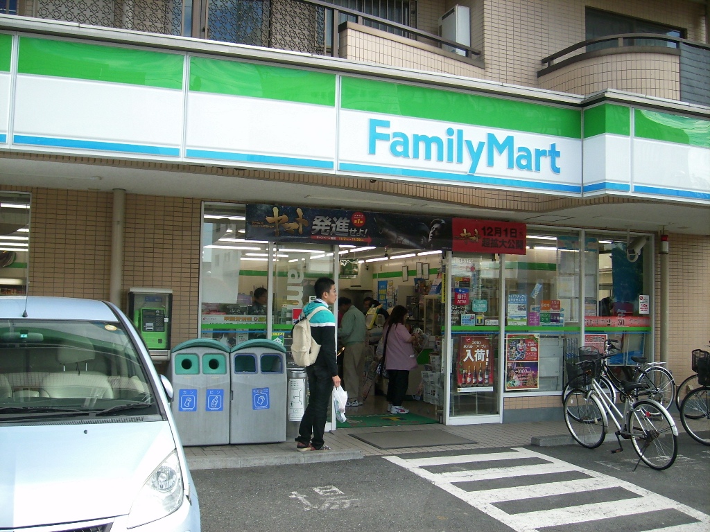 Convenience store. Family Mart (convenience store) up to 100m