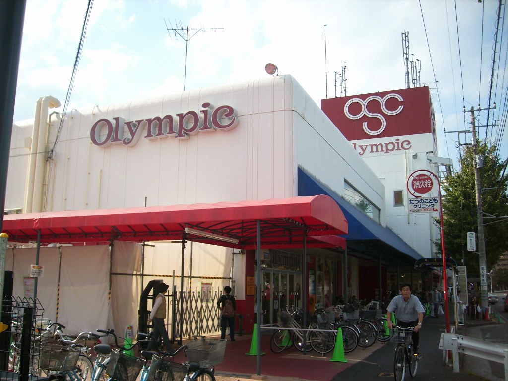 Shopping centre. Olympic shopping center Kawasaki Kashimada shop until the (shopping center) 238m