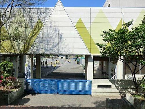 Primary school. 1373m to the Kawasaki Municipal Higashikokura Elementary School