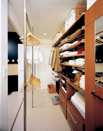 Receipt.  [Big walk-in closet] Nor it can enter and exit from the hallway from the living room, It can be used as a storage space of the family. You can also store plenty memories of going more and more families each time through the time. (Except for some type)