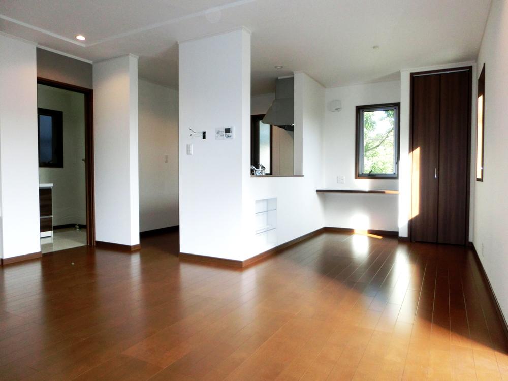 Living. LDK of 1 Building is, Is the best is as spacious and have place to gather with family. And look at the garden from the living room, Muse. There is.