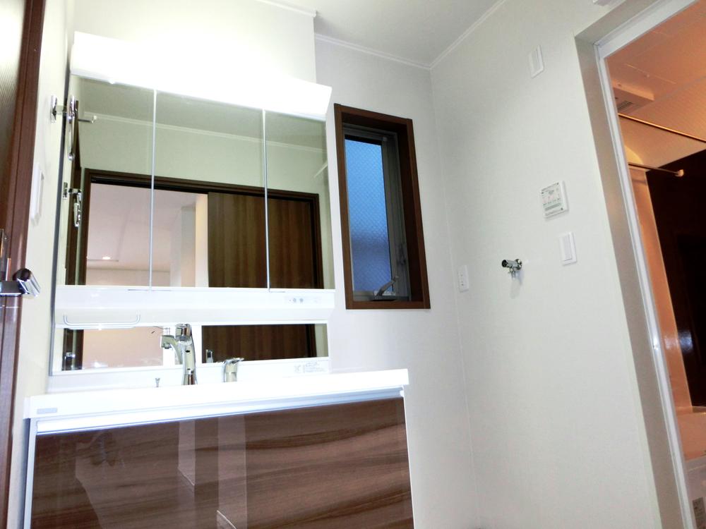 Wash basin, toilet. Shampoo dresser with vanity