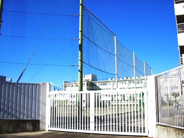 Primary school. 880m to the Kawasaki Municipal Shibokuchi Elementary School