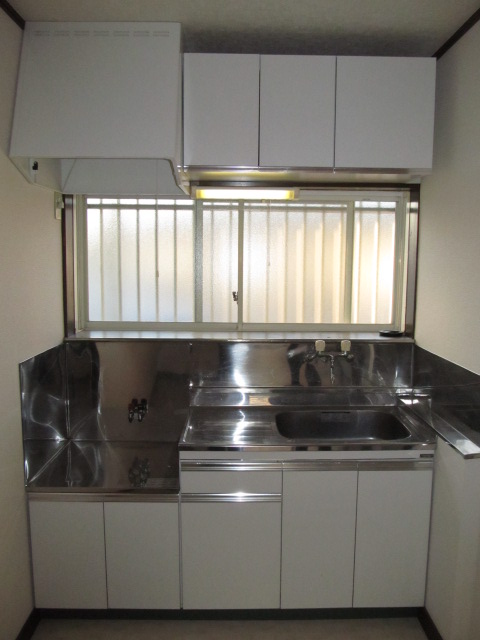 Kitchen. Gas stove can be installed.