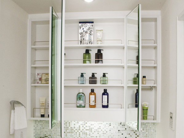 Bathing-wash room.  [Three-sided mirror back storage] On the back side of the three-sided border, Ensure the storage space of the overall high-capacity. You can also clean storage small items such as shampoo and cosmetics.