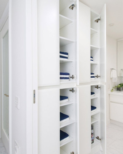Receipt.  [Linen cabinet] Convenient for storage, such as towels and clothing, We established a large linen cabinet of tall type.
