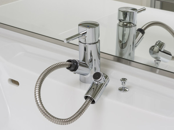 Bathing-wash room.  [Hand Shower Faucets] Adoption of a single-lever mixing faucet that can be freely adjusted the temperature and the hot water of the hot water at the touch of a button. Since the head is pulled out, It is easy to clean.