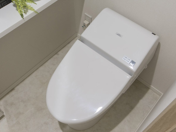 Bathing-wash room.  [Warm water washing toilet seat with a heating toilet seat function] Remote controller, Deodorizing ・ Heating function with warm water washing toilet seat, It has established a handwashing counter to produce a space of the room.
