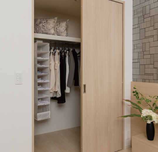 Receipt.  [Walk-in closet] Not only the wardrobe of every season, Set up a walk-in closet that can be neatly stored until the suitcase and accessories. Easy to remove, Put away easy storage space is.
