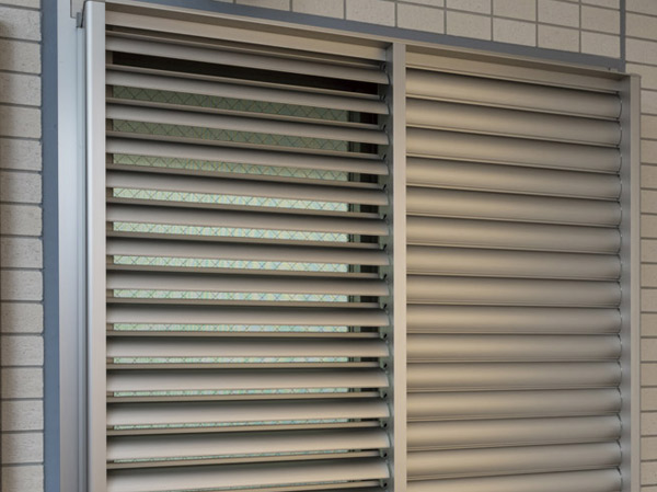 Security.  [Moving surface lattice] Not only grace the window, It is possible to operate the louvers as blind, Crime prevention ・ Lighting and ventilation can be obtained while protecting the privacy.