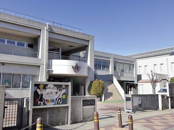Surrounding environment. Municipal Takatsu Junior High School (about 830m ・ 11-minute walk)