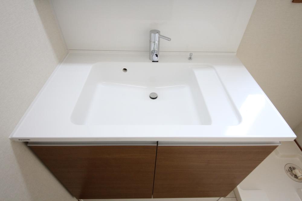 Wash basin, toilet. 7 Building