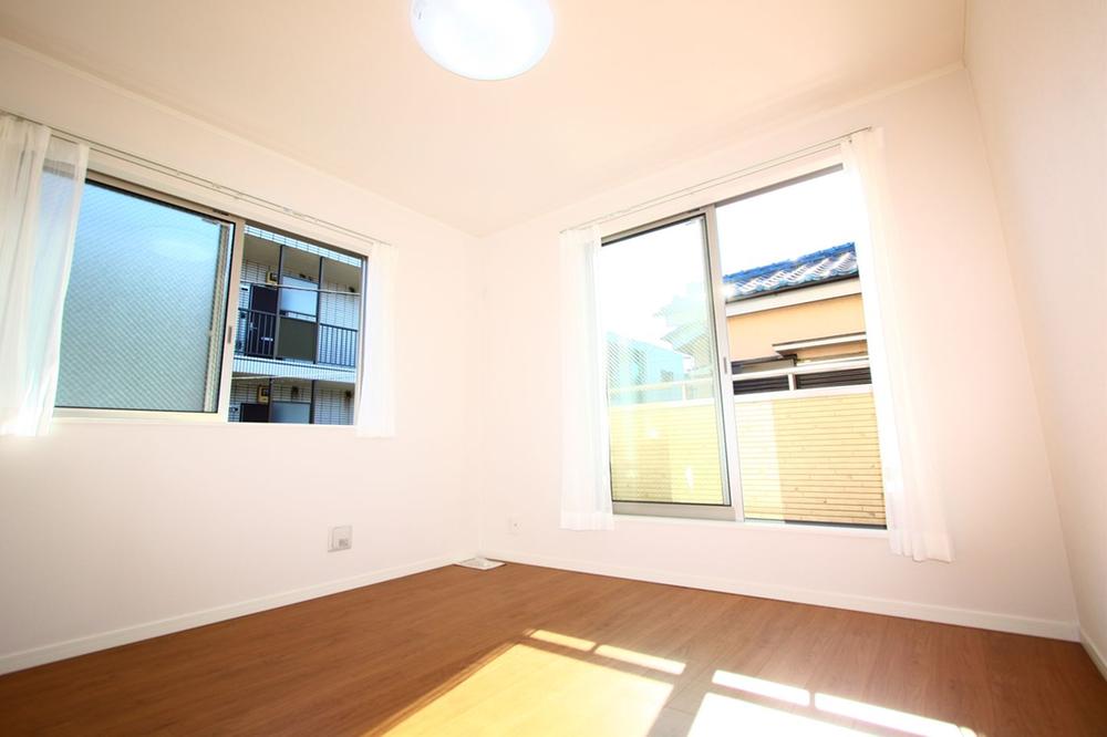 Non-living room. 6.12 Pledge Western-style