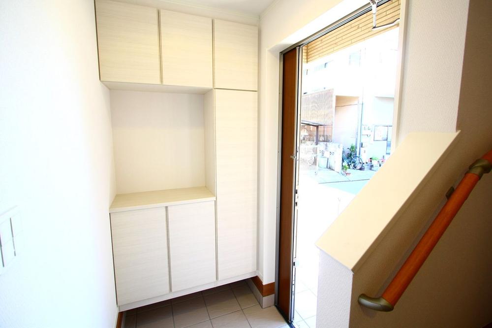 Entrance. Entrance with a storage capacity.