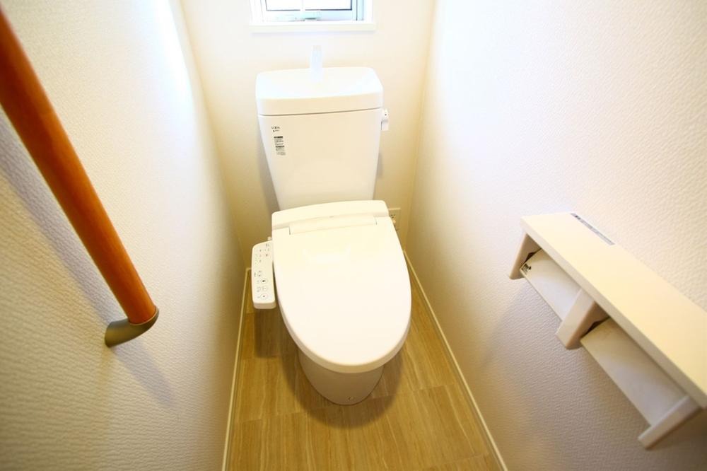 Toilet. Toilet on the first floor ・ 2 Kaitomo, Cleaning is a function type.