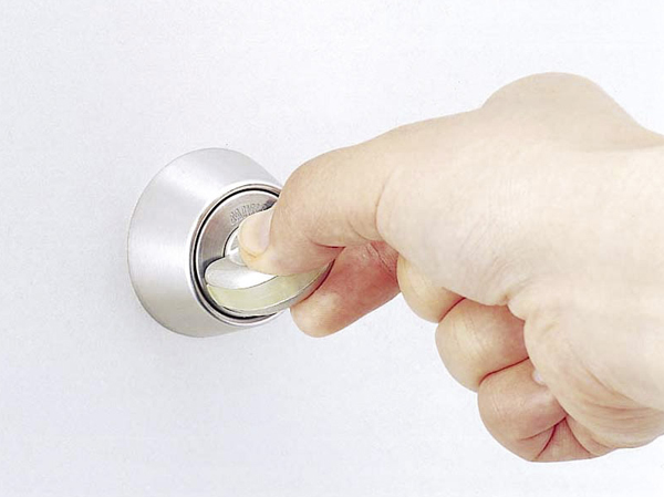 Security.  [Crime prevention thumb turn (switch type thumb)] Thumb turn (locking on the indoor side of the entrance door ・ Even for modus operandi of "thumb turning" that is by turning the knob) to rotate unlocked when unlocking, And it exhibits a high crime prevention.