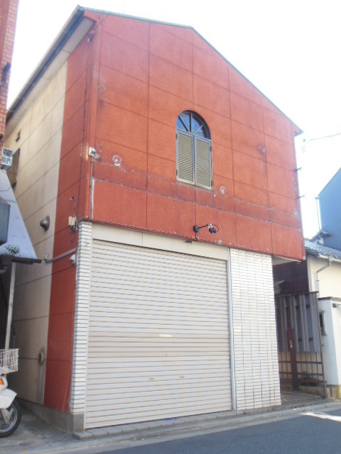 Building appearance. Convenient to shopping and nearby shopping district!