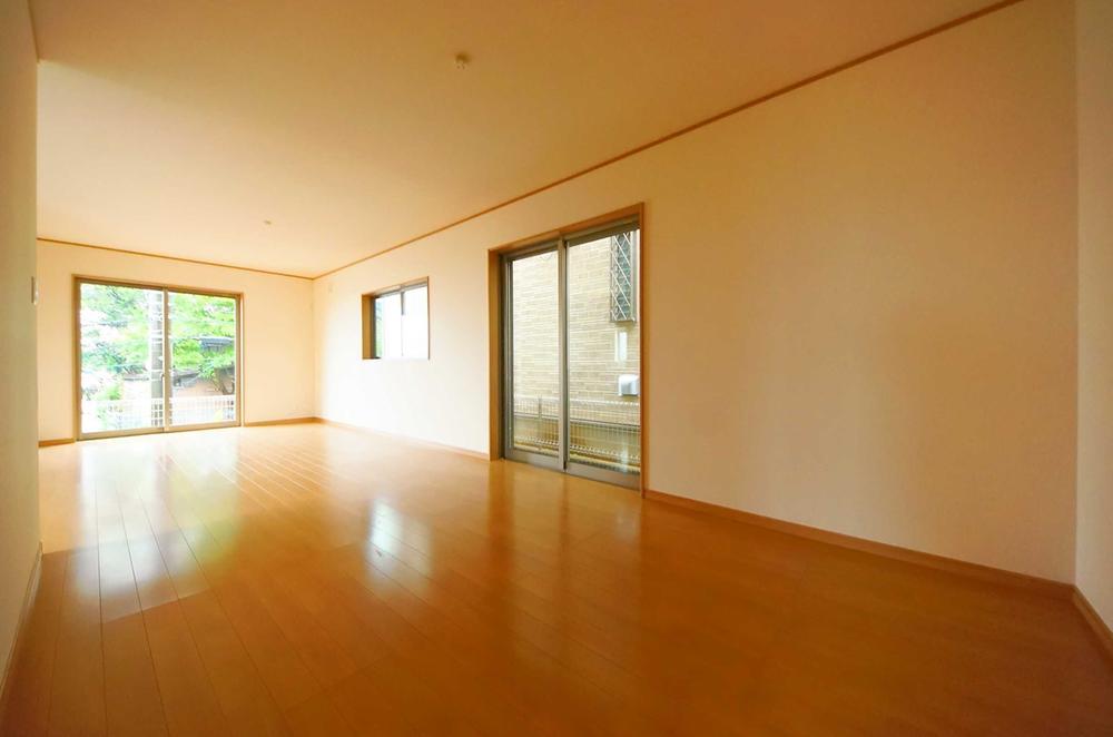 Living. Indoor (11 May 2013) Shooting, Windows are many bright living.