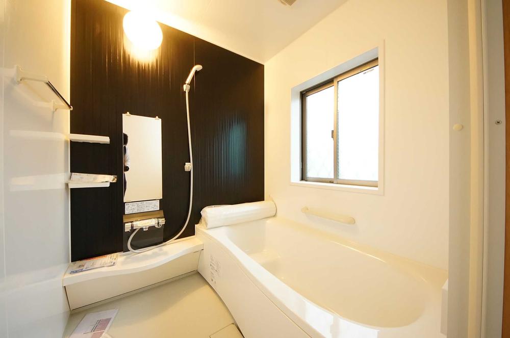 Bathroom. Indoor (11 May 2013) Shooting, This is a system bus of 1 square meters size with a window.