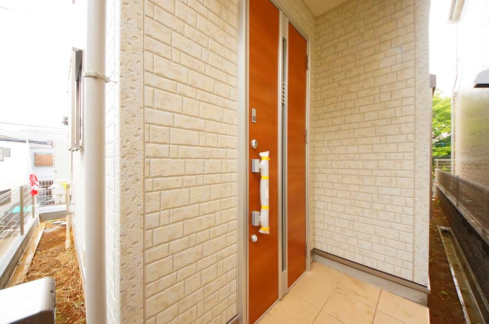 Entrance. Local (11 May 2013) Shooting, It is a simple entrance door.