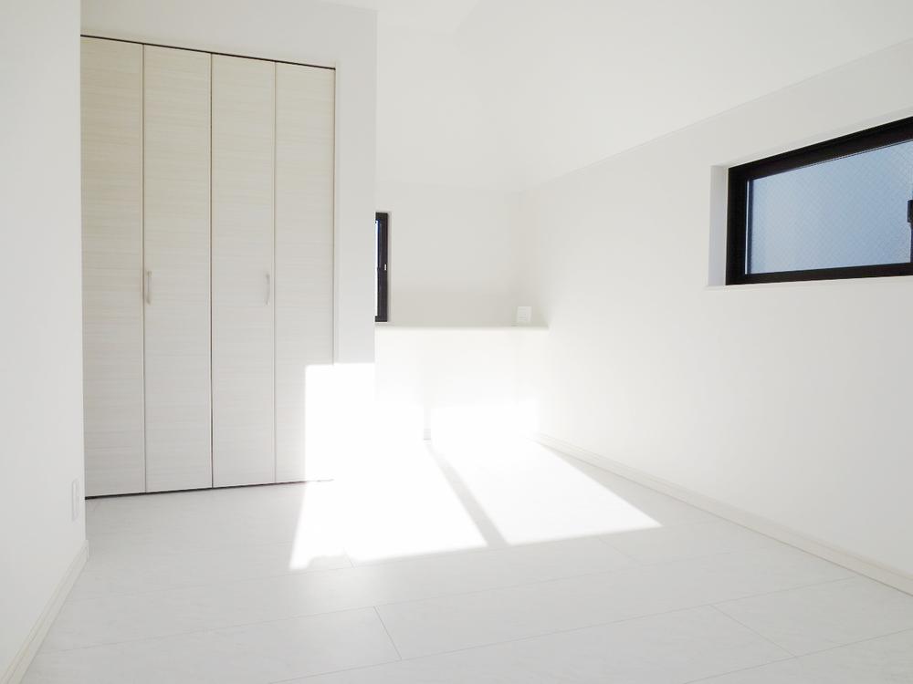 Non-living room. Pure white enough to be halation, Bright bedroom