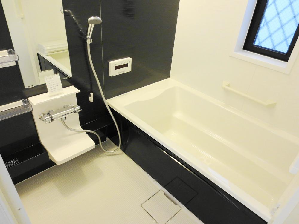 Bathroom. Stylish bathroom of white × navy. I want to Good Even equipment!