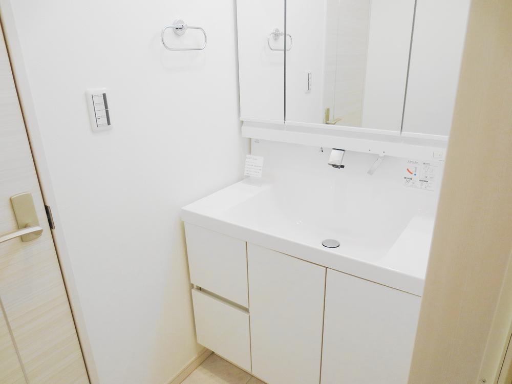 Wash basin, toilet. Stand out white, Wide dresser of 90cm width. Be reflected also shining their