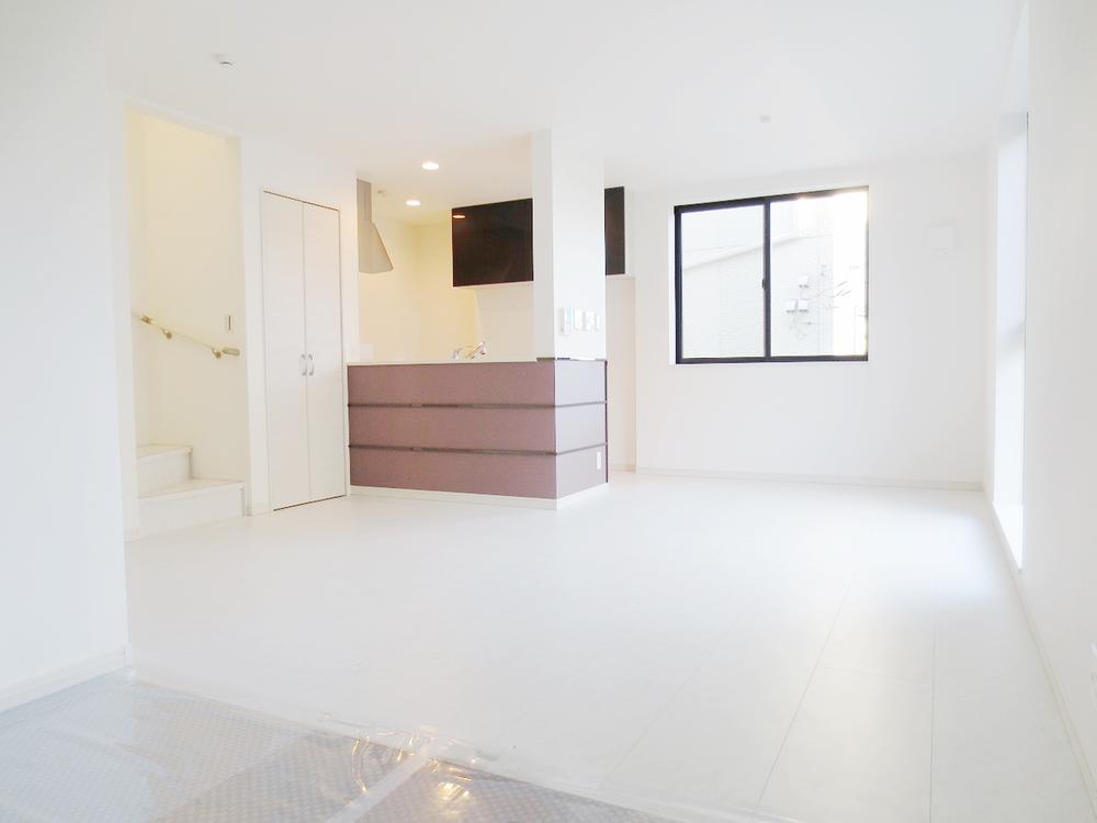 14.25 Pledge Pledge Tasu2.83 = about 17 Pledge of spacious comfortable LDK. Warm and bright floor to gather the family