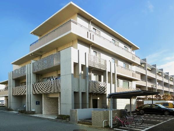 Local appearance photo. 2004 Built in low-rise high-grade apartment
