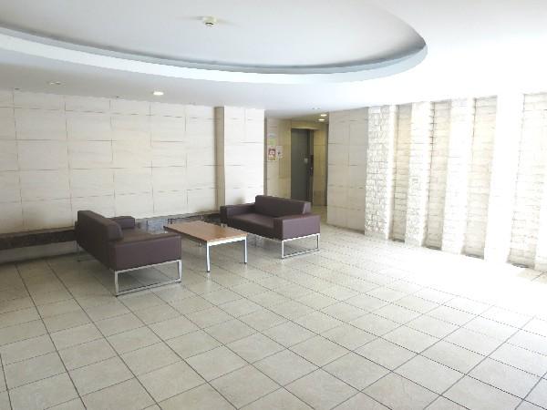 Entrance. Pets can be breeding