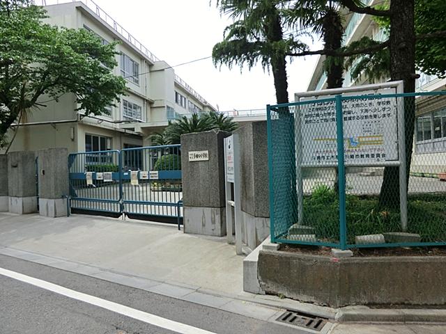 Primary school. 812m to the Kawasaki Municipal Shibokuchi Elementary School