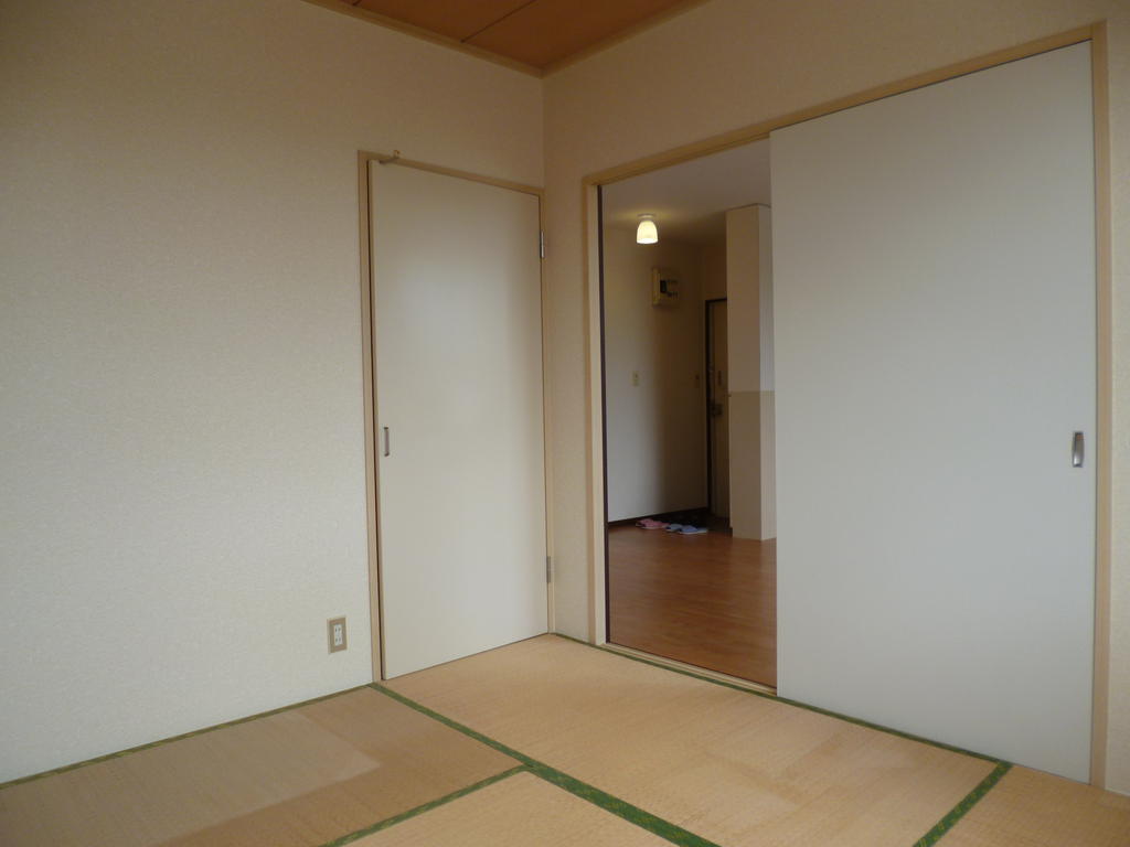 Other room space. Also calm tatami room