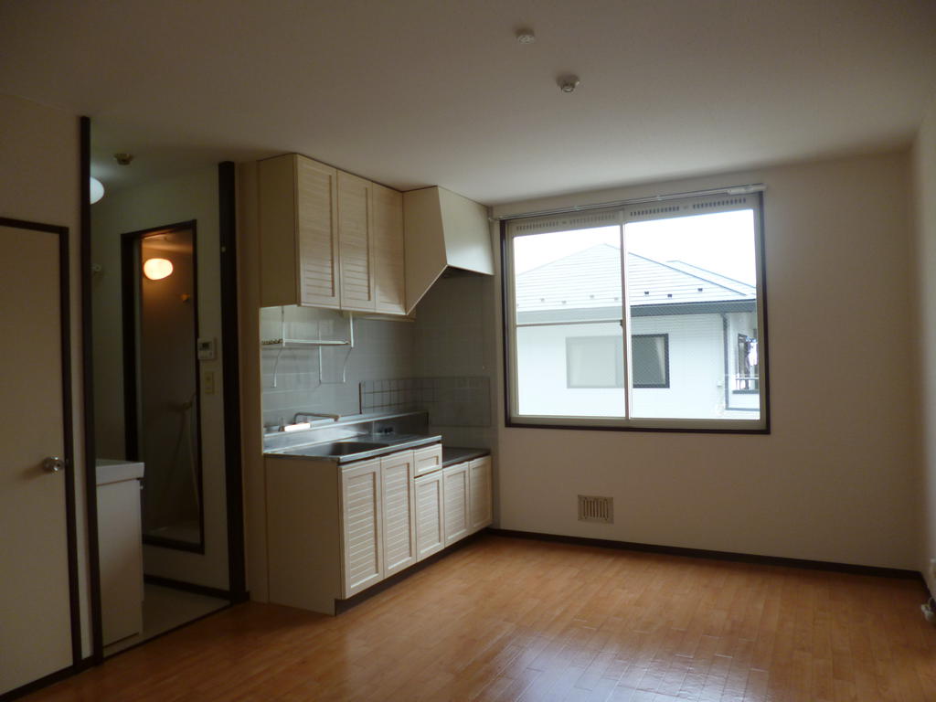 Living and room. Privilege of the corner room, With bay window