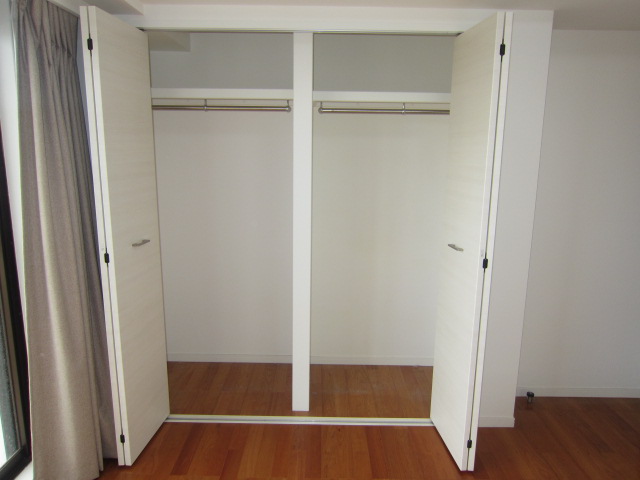 Receipt.  ■ Spacious storage space