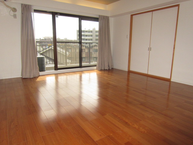 Living and room.  ■ Bright living room