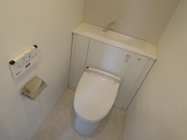 Toilet.  ■ Shower toilet