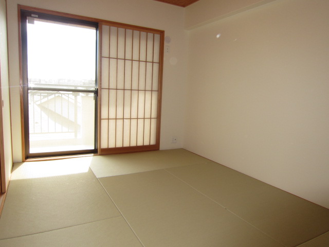 Other room space.  ■ Bright Japanese-style room